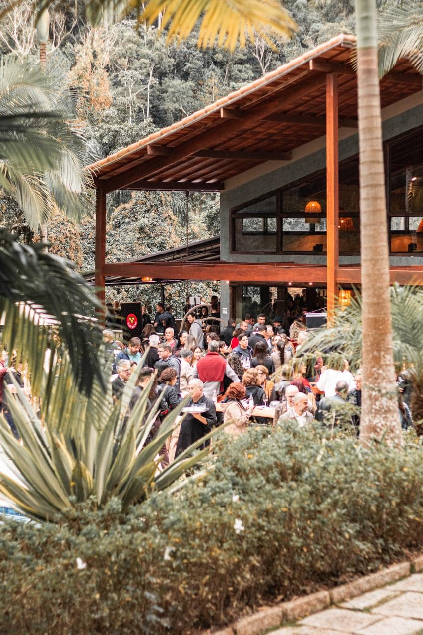 Convidados reunidos em um evento do Vinhos na Serra