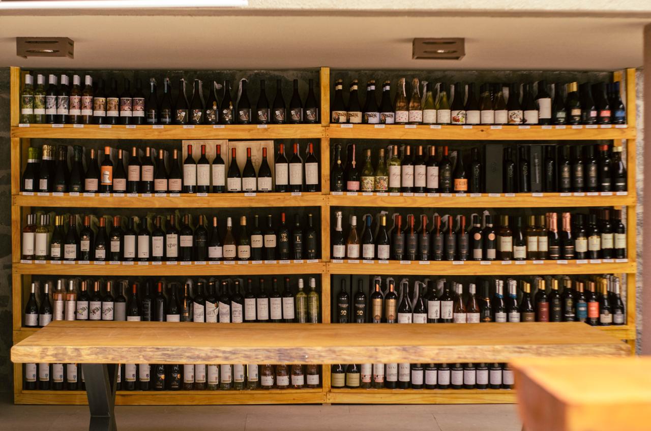Prateleiras da adega Vinhos na Serra
