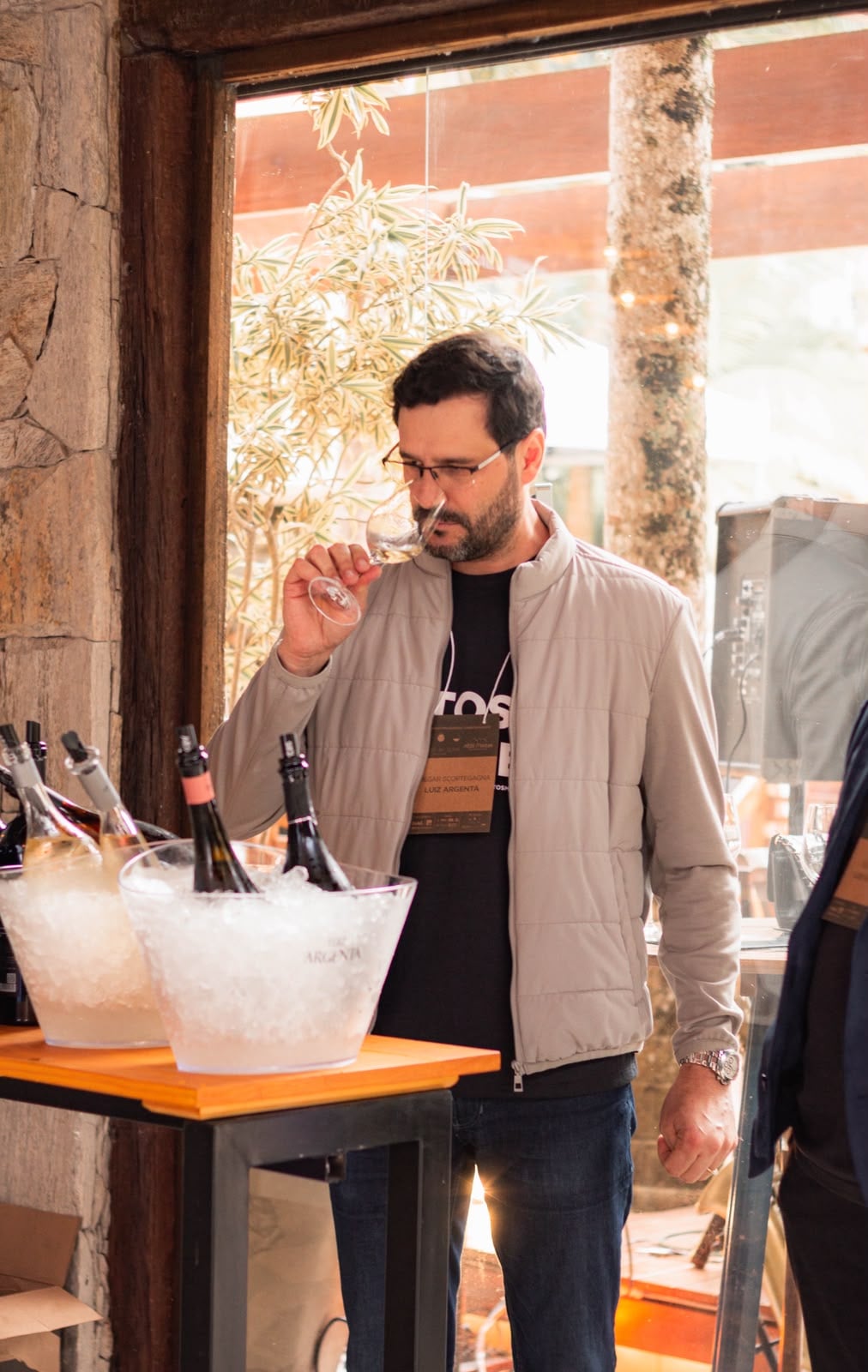 Degustação de vinho branco no evento