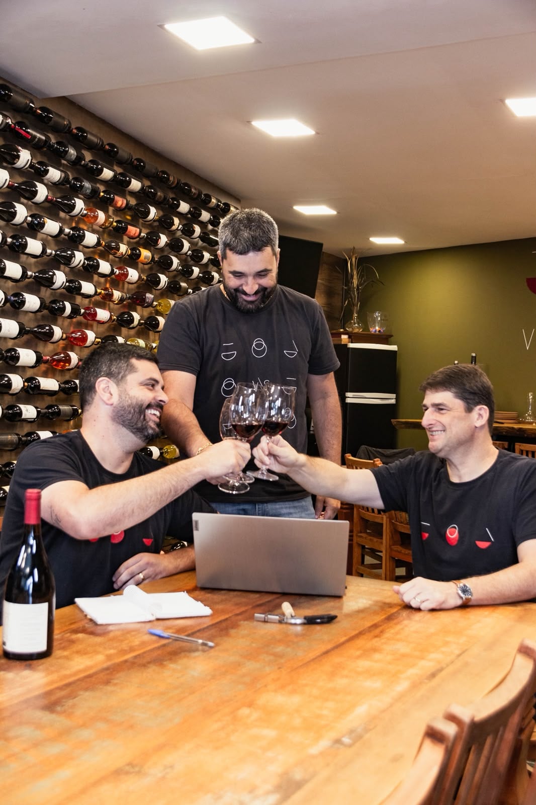 Rafael Feital, Rodrigo Feital e Leonardo Claussen brindando na adega